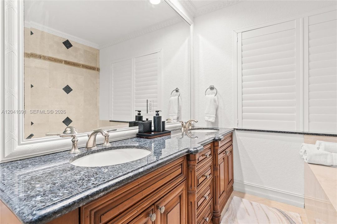 For Rent: $33,000 (3 beds, 2 baths, 2481 Square Feet)