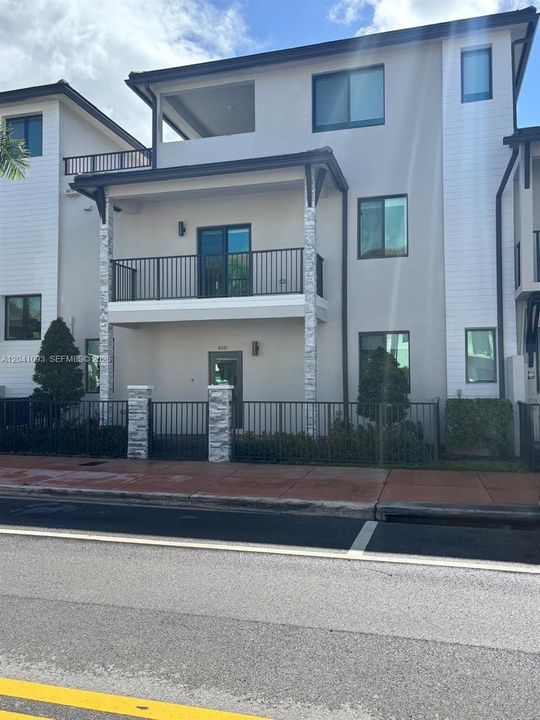 For Rent: $4,600 (3 beds, 2 baths, 2070 Square Feet)