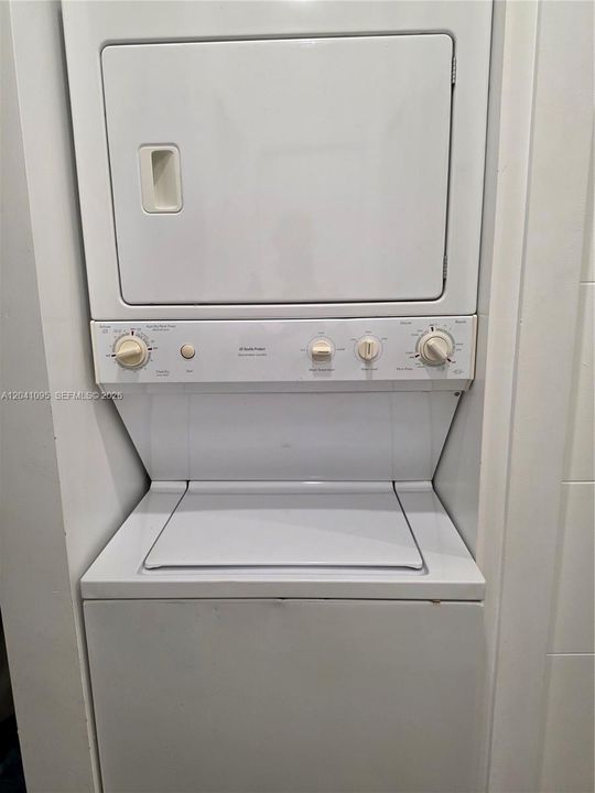 For Rent: $2,500 (2 beds, 1 baths, 800 Square Feet)