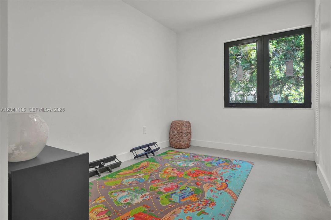For Sale: $1,299,000 (4 beds, 2 baths, 1164 Square Feet)