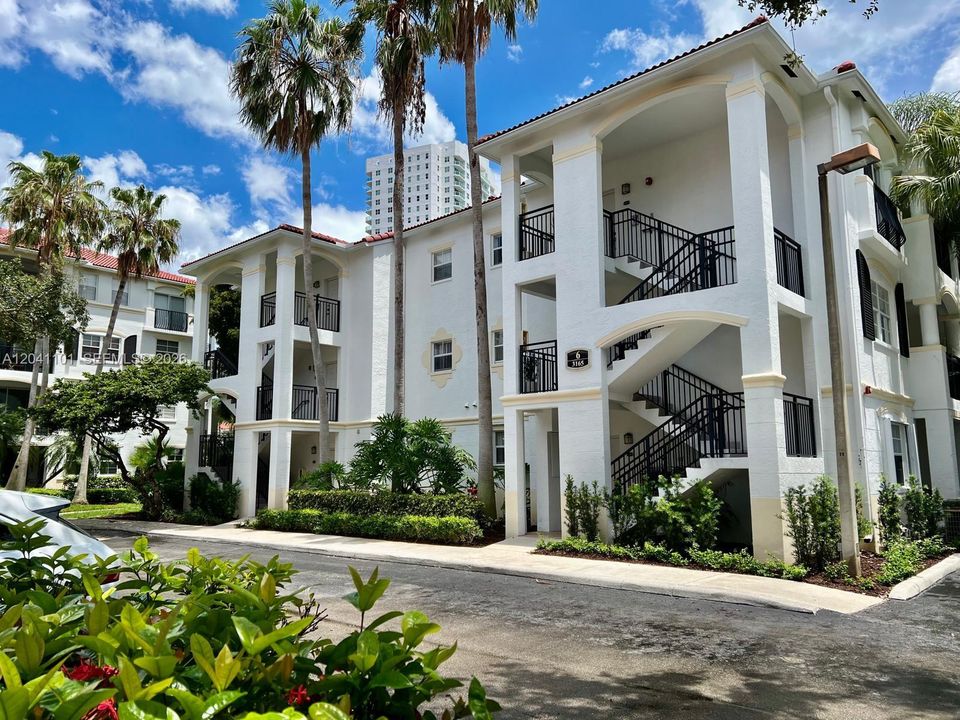 For Rent: $2,800 (1 beds, 1 baths, 845 Square Feet)