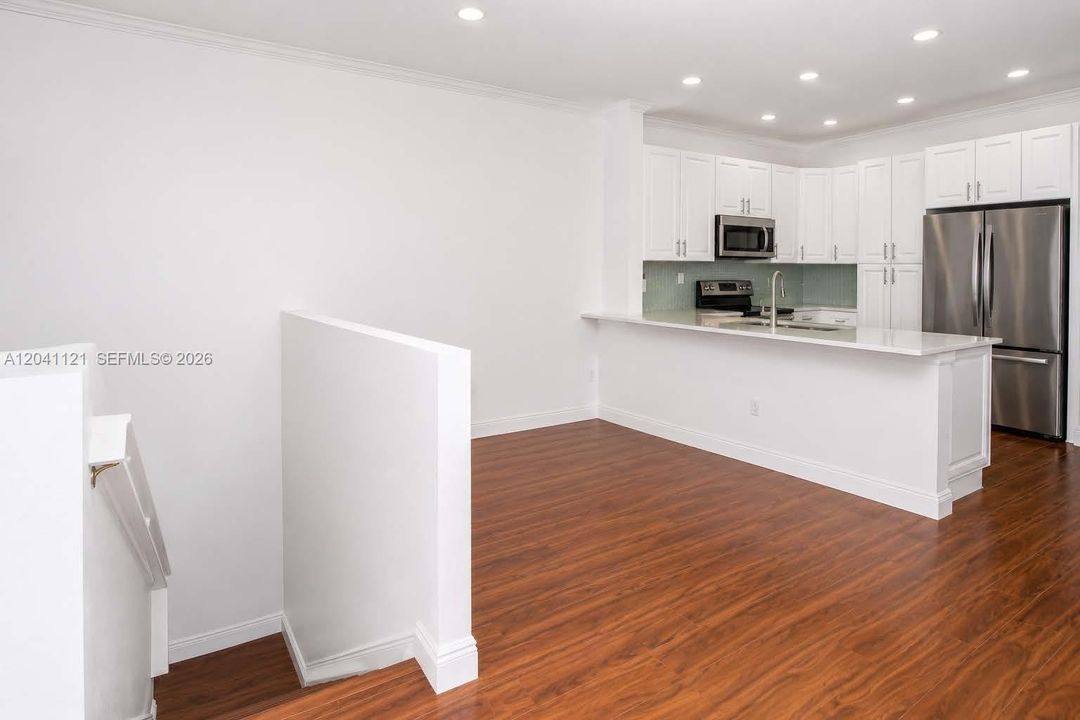 For Sale: $349,000 (2 beds, 2 baths, 1036 Square Feet)