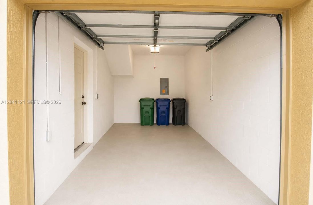 For Sale: $349,000 (2 beds, 2 baths, 1036 Square Feet)