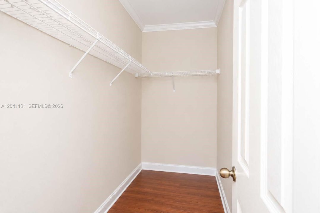 For Sale: $349,000 (2 beds, 2 baths, 1036 Square Feet)