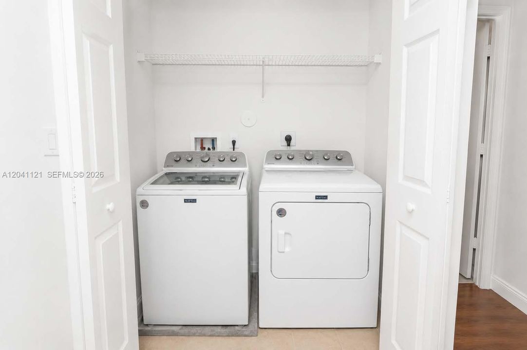 For Sale: $349,000 (2 beds, 2 baths, 1036 Square Feet)
