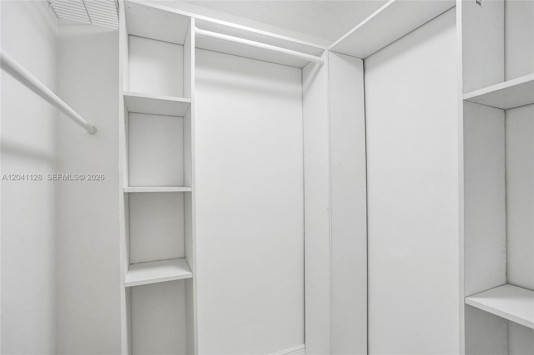В аренду: $3,900 (3 спален, 2 ванн, 1808 Квадратных фут)