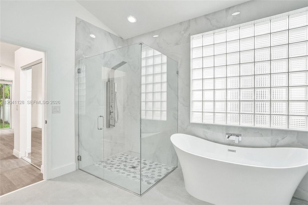 В аренду: $3,900 (3 спален, 2 ванн, 1808 Квадратных фут)