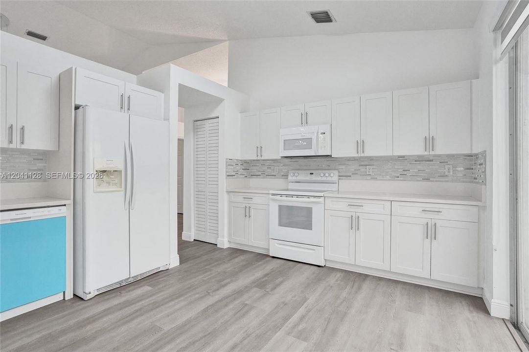 В аренду: $3,900 (3 спален, 2 ванн, 1808 Квадратных фут)