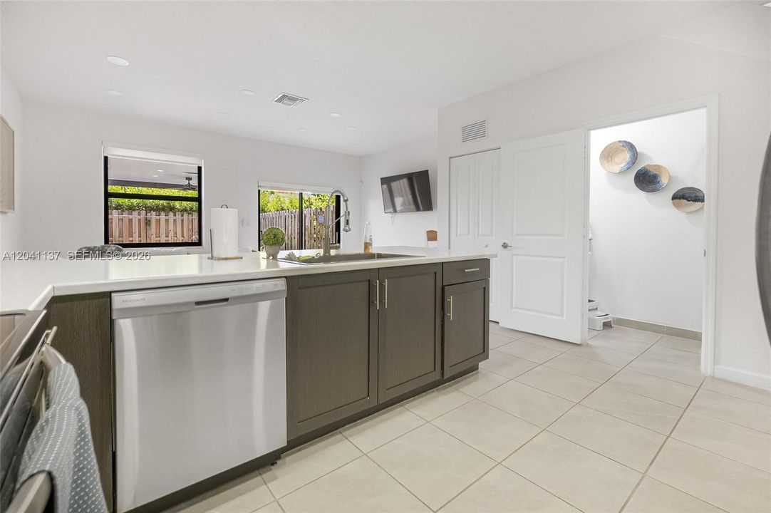 For Sale: $415,000 (3 beds, 2 baths, 1393 Square Feet)