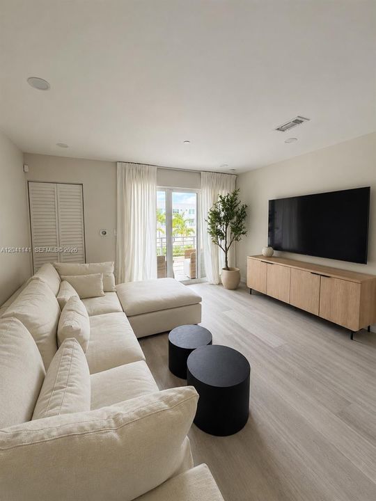 For Rent: $3,500 (2 beds, 2 baths, 1392 Square Feet)