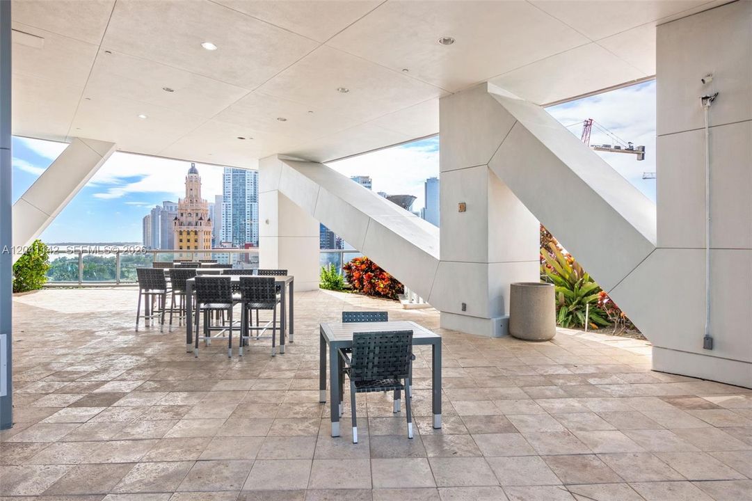 For Sale: $2,162,000 (2 beds, 2 baths, 1663 Square Feet)