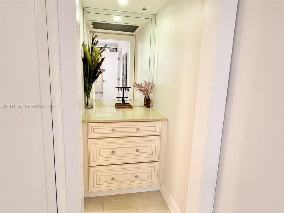 For Sale: $530,000 (2 beds, 2 baths, 960 Square Feet)