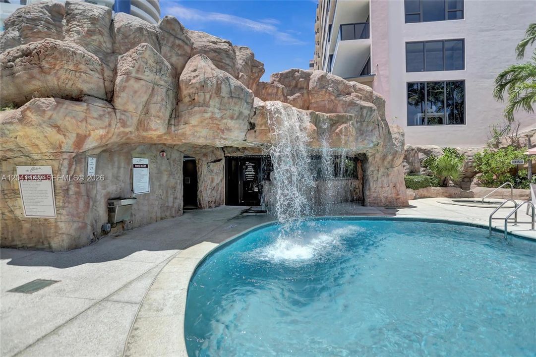 For Sale: $530,000 (2 beds, 2 baths, 960 Square Feet)