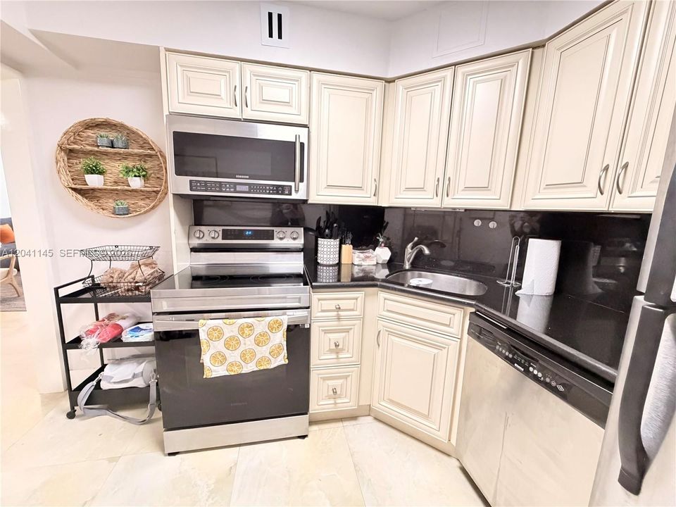 For Sale: $530,000 (2 beds, 2 baths, 960 Square Feet)