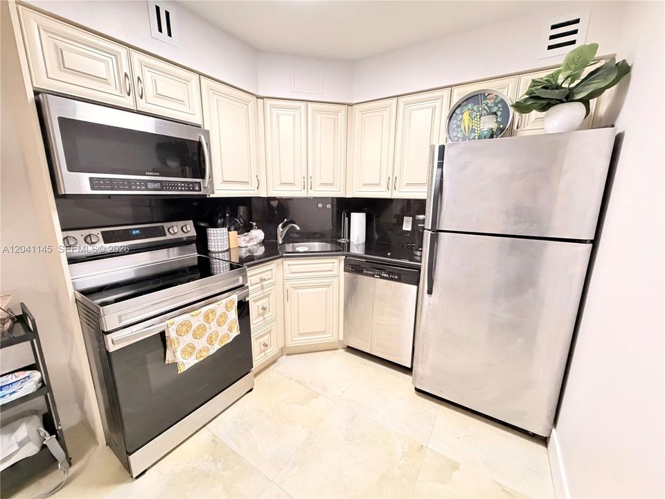 For Sale: $530,000 (2 beds, 2 baths, 960 Square Feet)