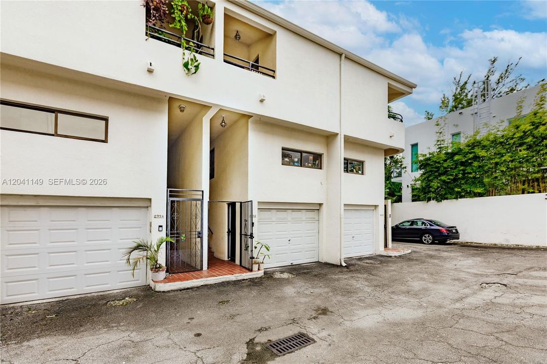 For Sale: $739,000 (2 beds, 2 baths, 895 Square Feet)