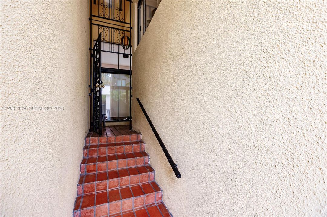 For Sale: $739,000 (2 beds, 2 baths, 895 Square Feet)