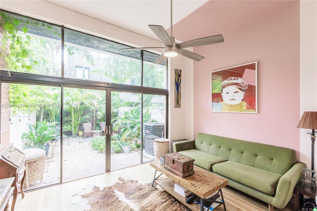 For Sale: $739,000 (2 beds, 2 baths, 895 Square Feet)