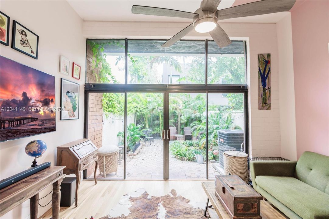 For Sale: $739,000 (2 beds, 2 baths, 895 Square Feet)