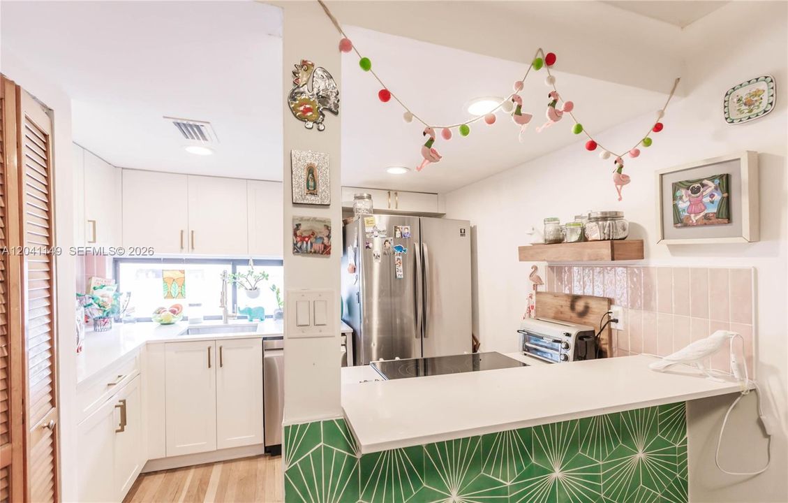 For Sale: $739,000 (2 beds, 2 baths, 895 Square Feet)