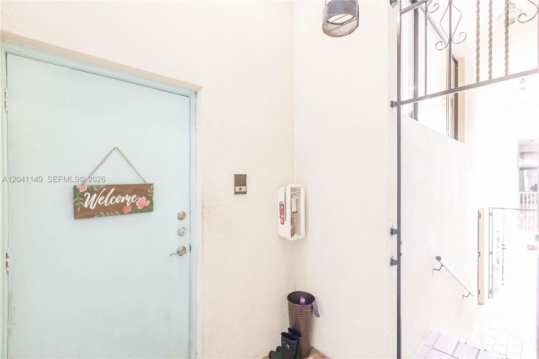 For Sale: $739,000 (2 beds, 2 baths, 895 Square Feet)
