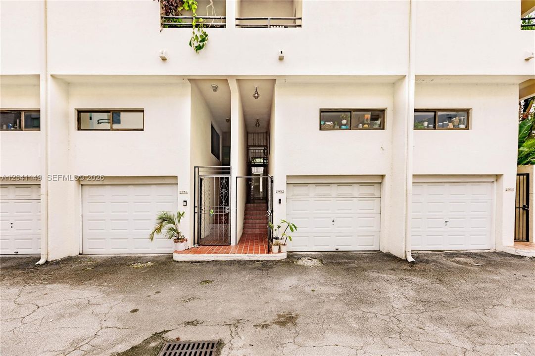 For Sale: $739,000 (2 beds, 2 baths, 895 Square Feet)