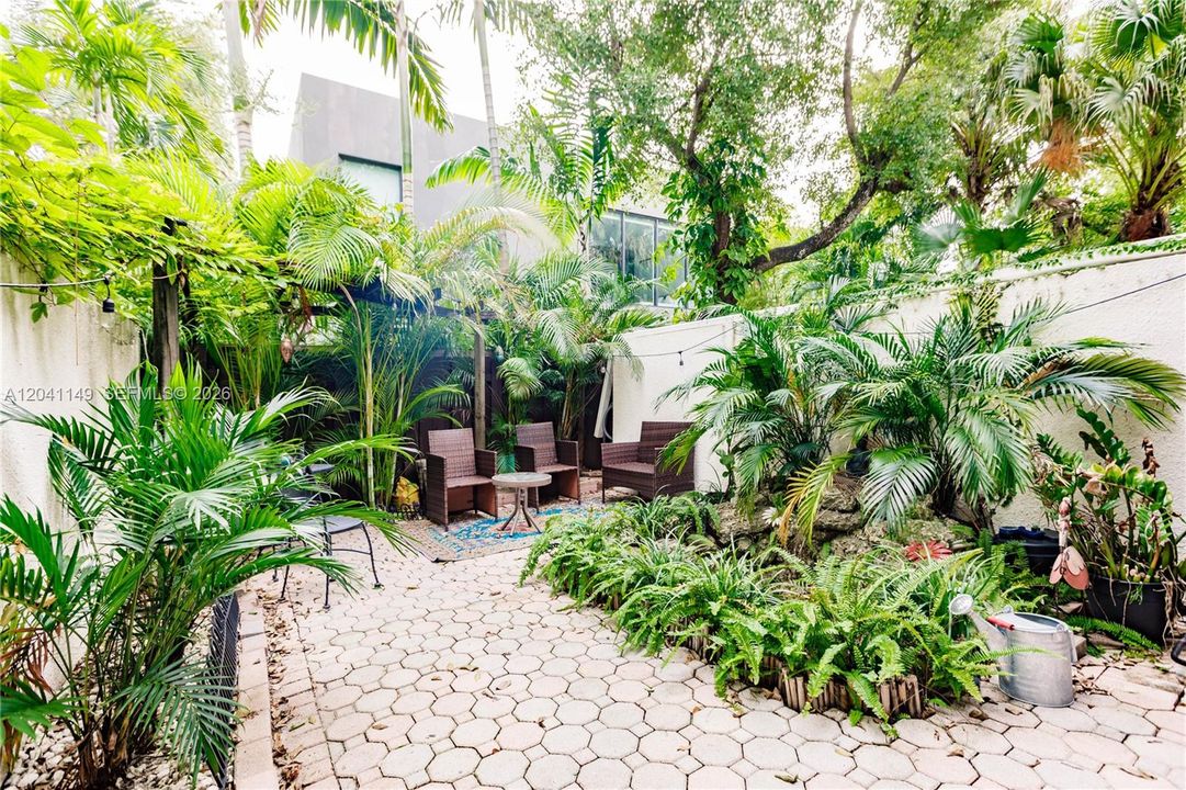 For Sale: $739,000 (2 beds, 2 baths, 895 Square Feet)