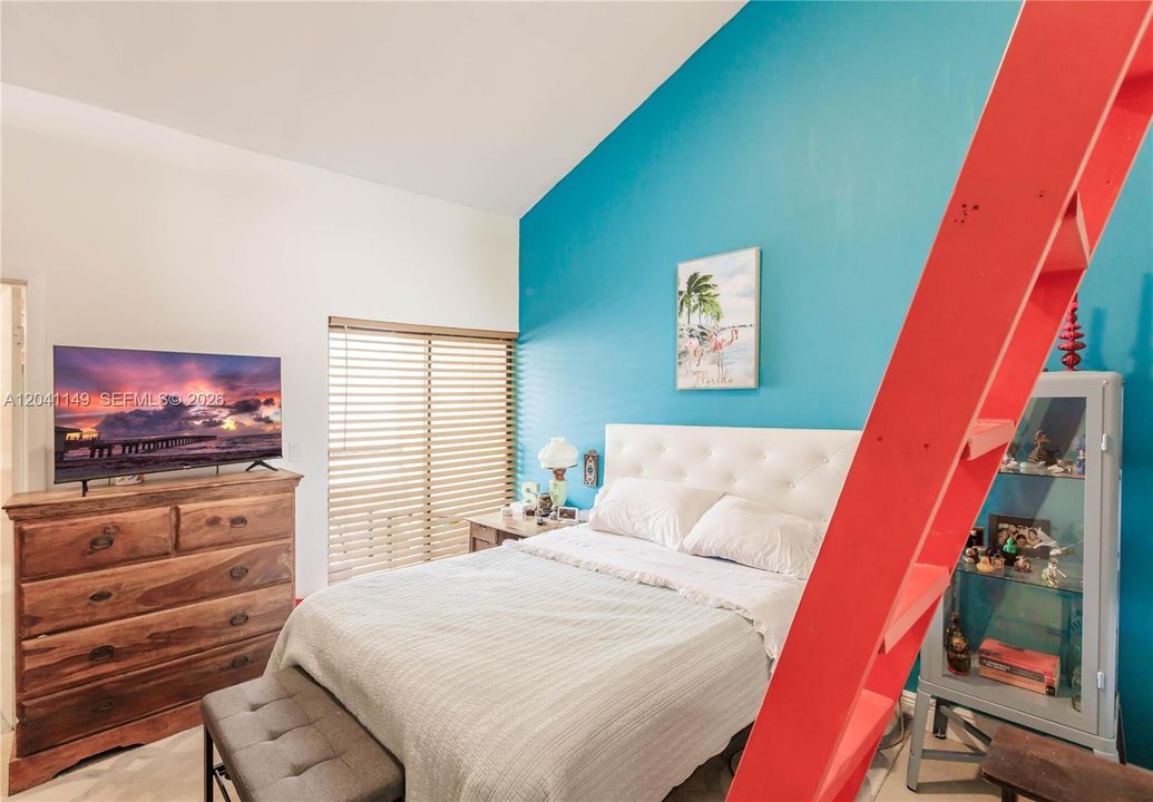 For Sale: $739,000 (2 beds, 2 baths, 895 Square Feet)