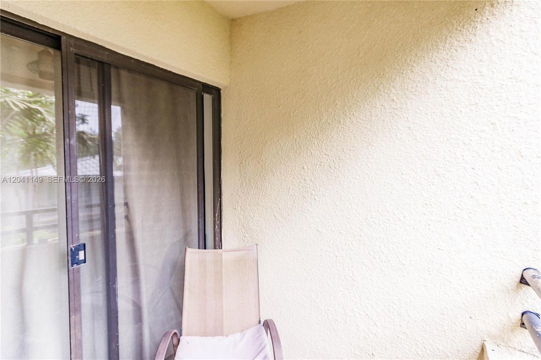 For Sale: $739,000 (2 beds, 2 baths, 895 Square Feet)