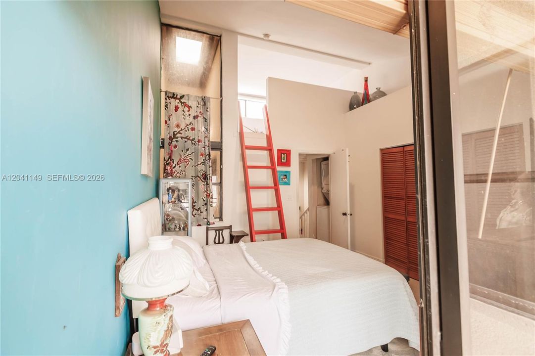 For Sale: $739,000 (2 beds, 2 baths, 895 Square Feet)