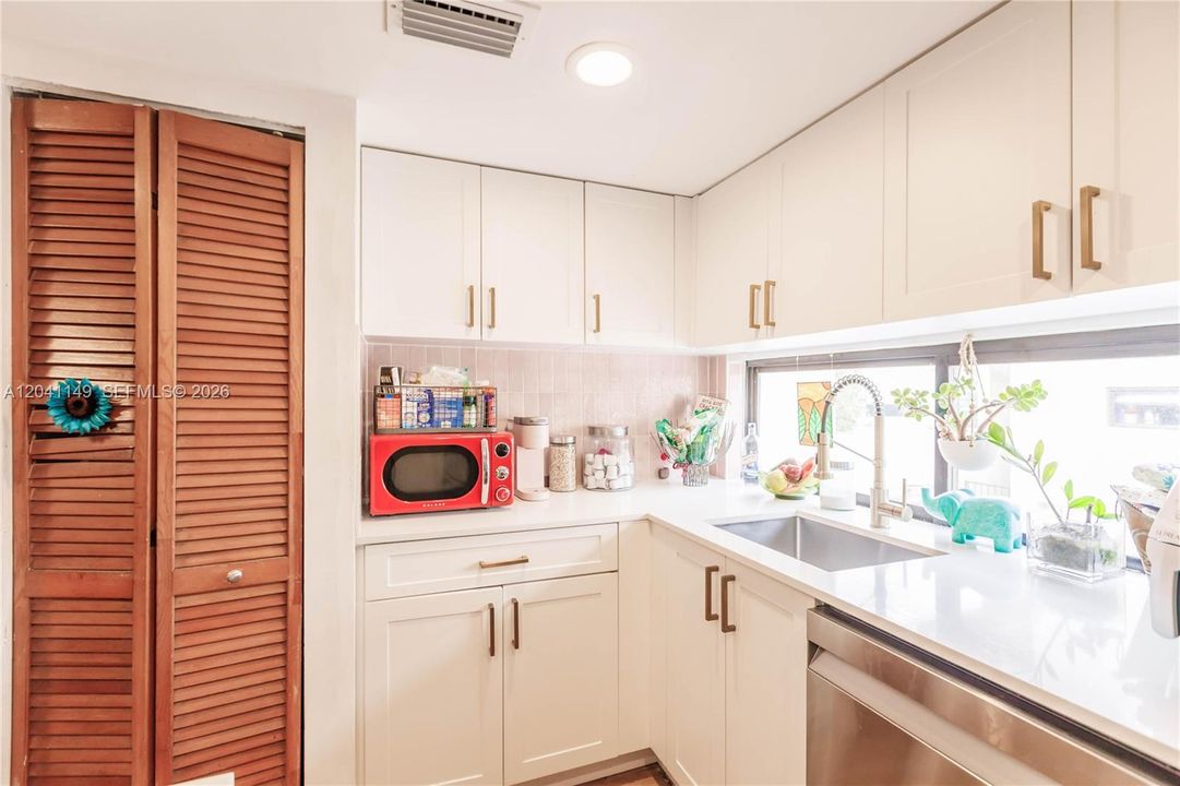 For Sale: $739,000 (2 beds, 2 baths, 895 Square Feet)