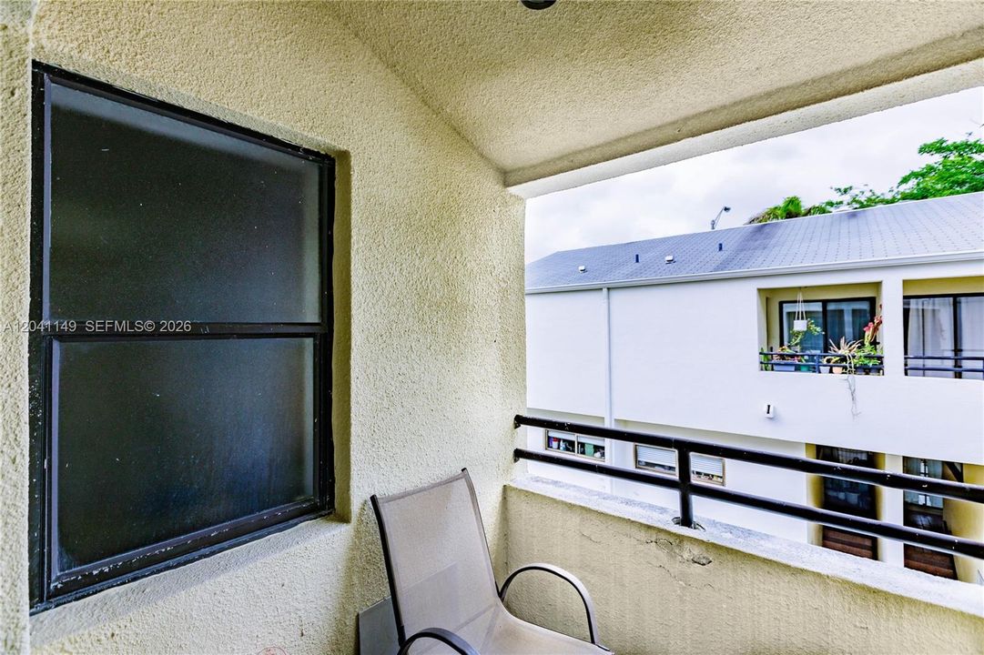 For Sale: $739,000 (2 beds, 2 baths, 895 Square Feet)