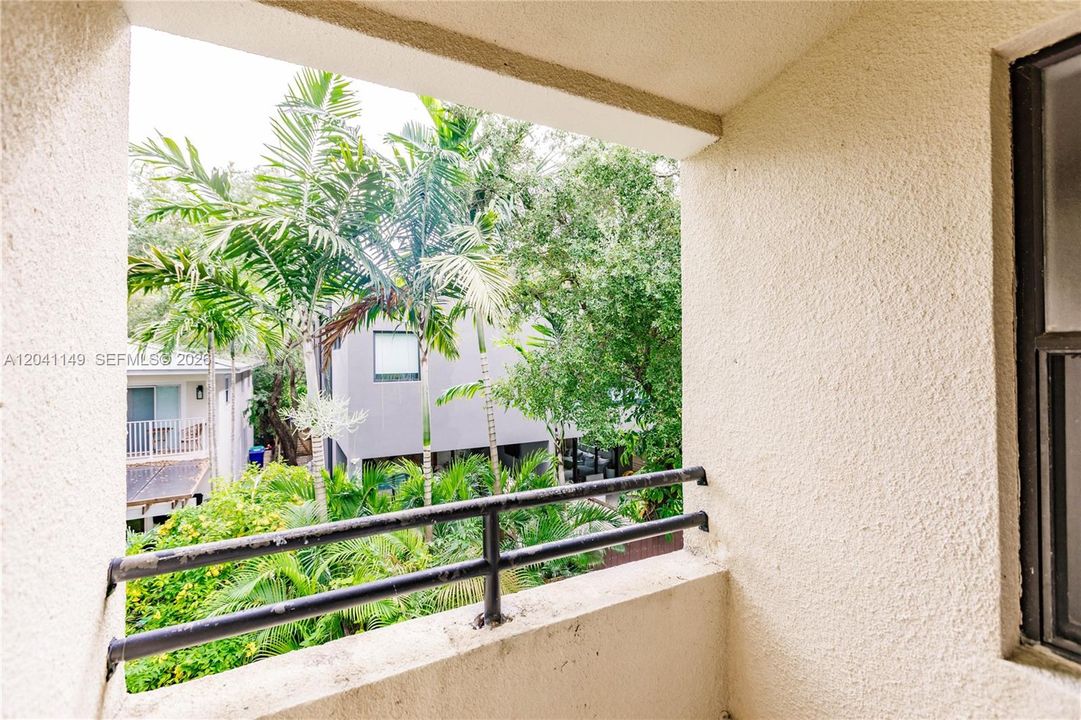 For Sale: $739,000 (2 beds, 2 baths, 895 Square Feet)
