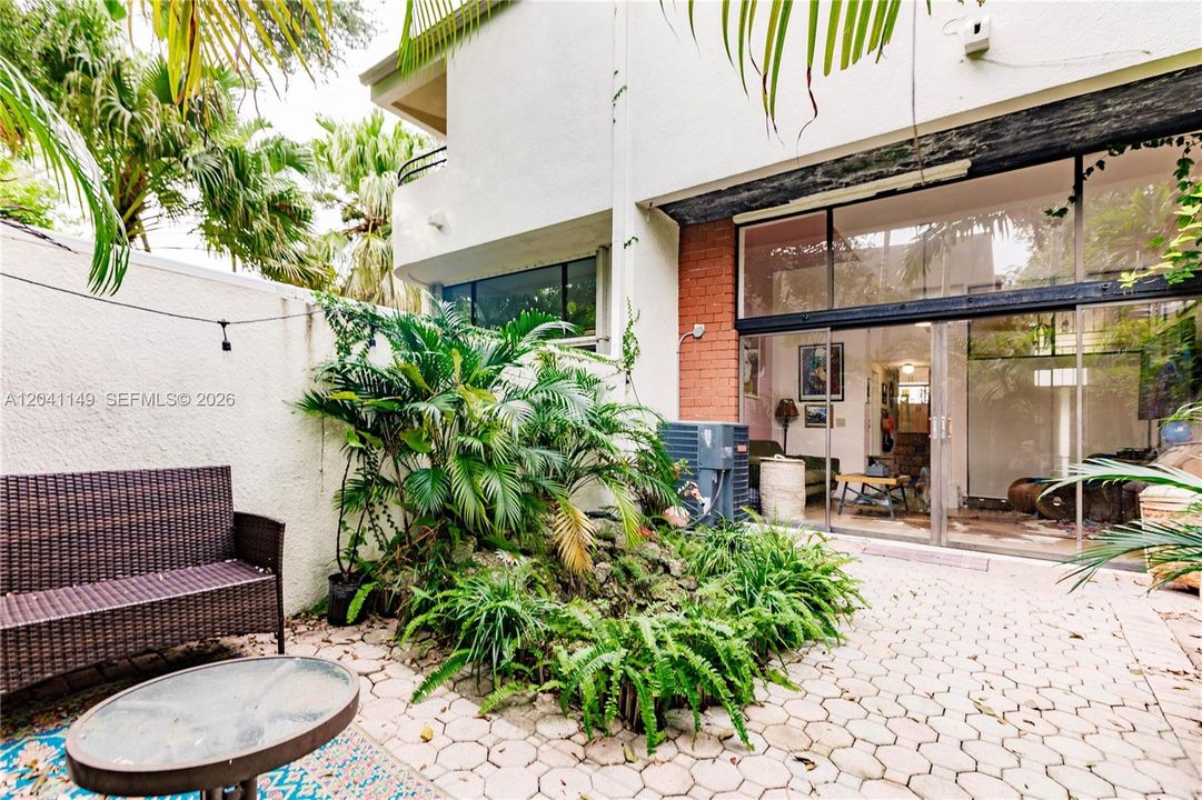 For Sale: $739,000 (2 beds, 2 baths, 895 Square Feet)