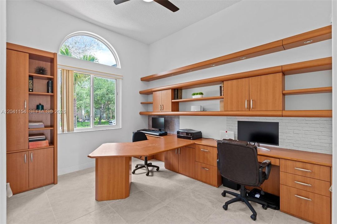 En Venta: $950,000 (5 camas, 3 baños, 2714 Pies cuadrados)