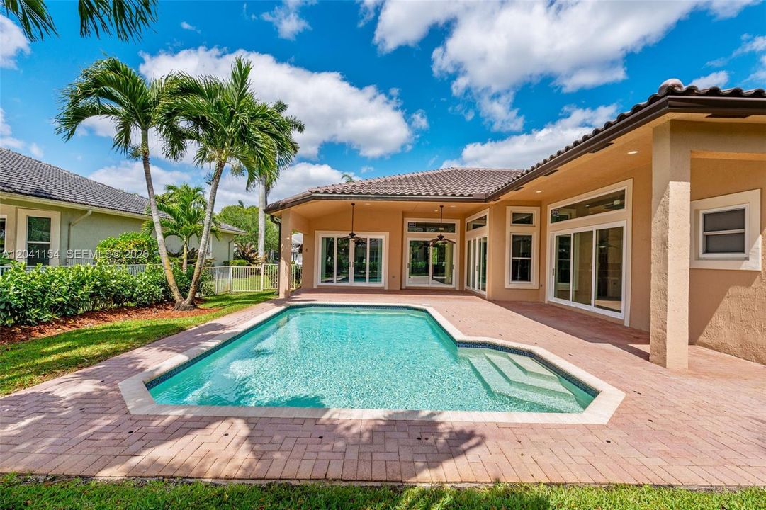 En Venta: $950,000 (5 camas, 3 baños, 2714 Pies cuadrados)