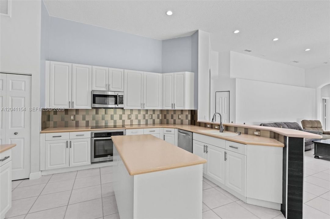 En Venta: $950,000 (5 camas, 3 baños, 2714 Pies cuadrados)