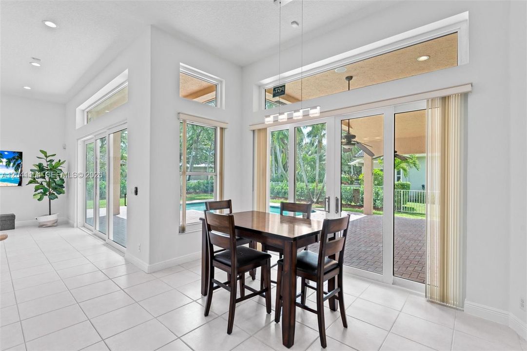 En Venta: $950,000 (5 camas, 3 baños, 2714 Pies cuadrados)