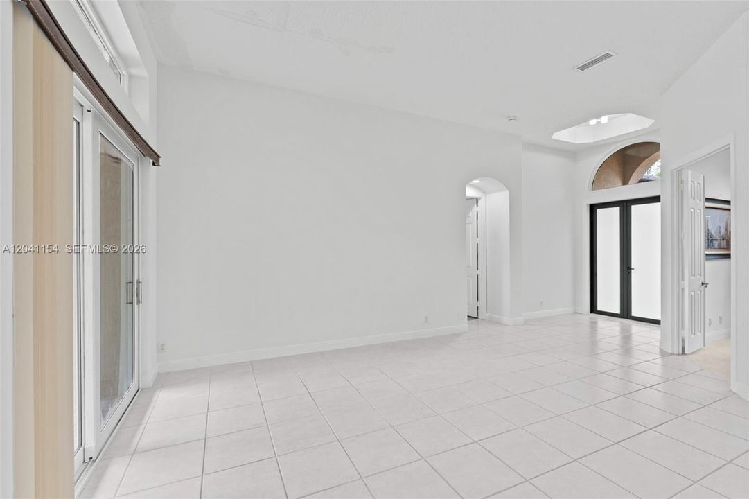 En Venta: $950,000 (5 camas, 3 baños, 2714 Pies cuadrados)