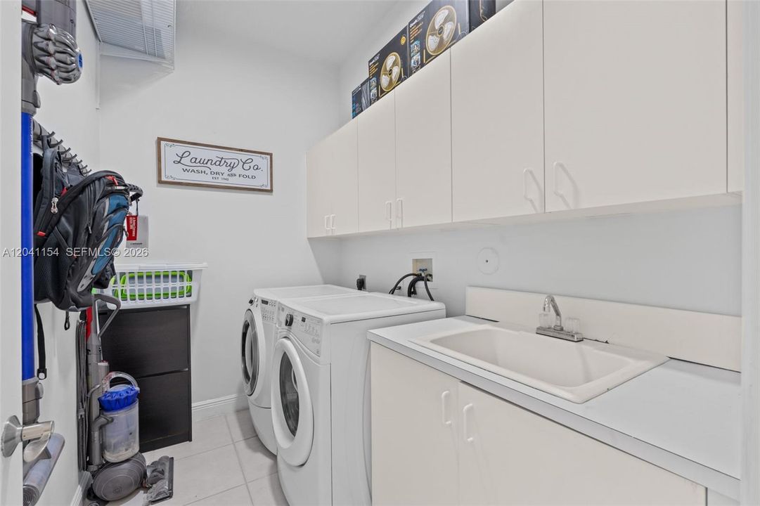 En Venta: $950,000 (5 camas, 3 baños, 2714 Pies cuadrados)