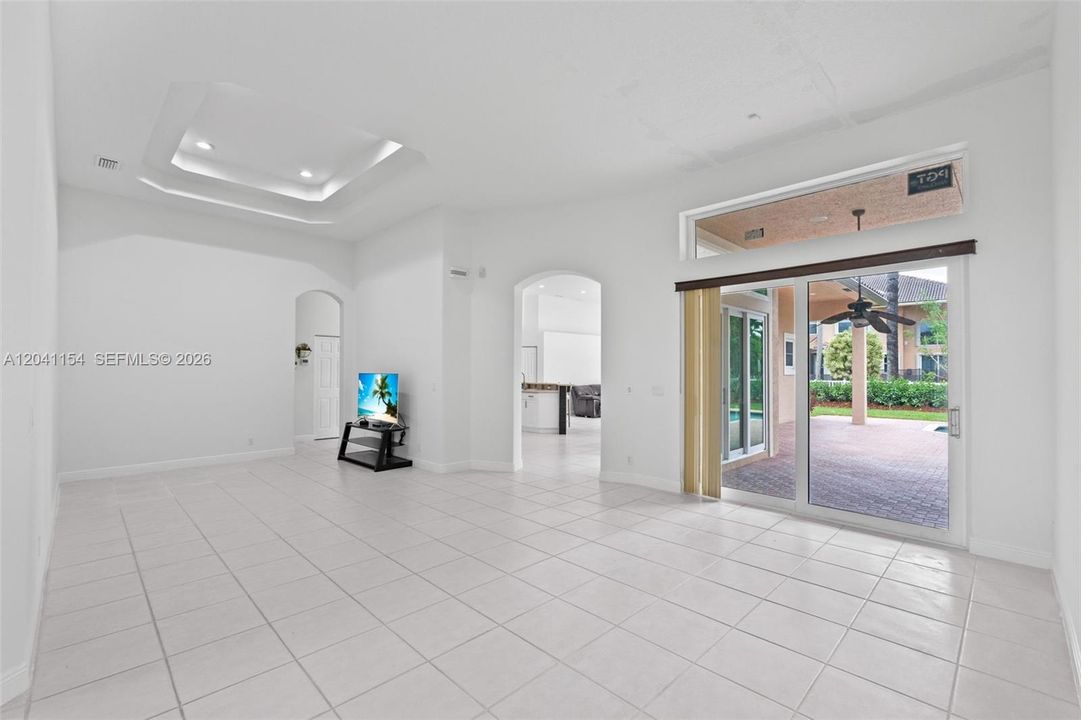 En Venta: $950,000 (5 camas, 3 baños, 2714 Pies cuadrados)