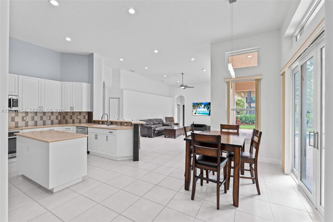 En Venta: $950,000 (5 camas, 3 baños, 2714 Pies cuadrados)