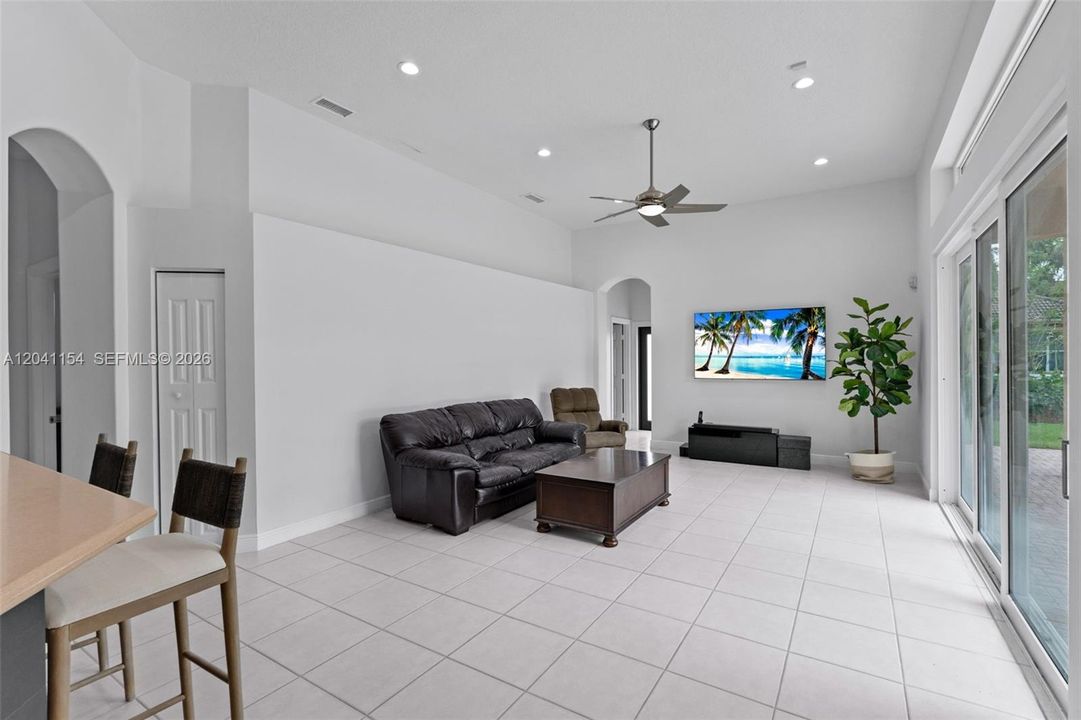 En Venta: $950,000 (5 camas, 3 baños, 2714 Pies cuadrados)
