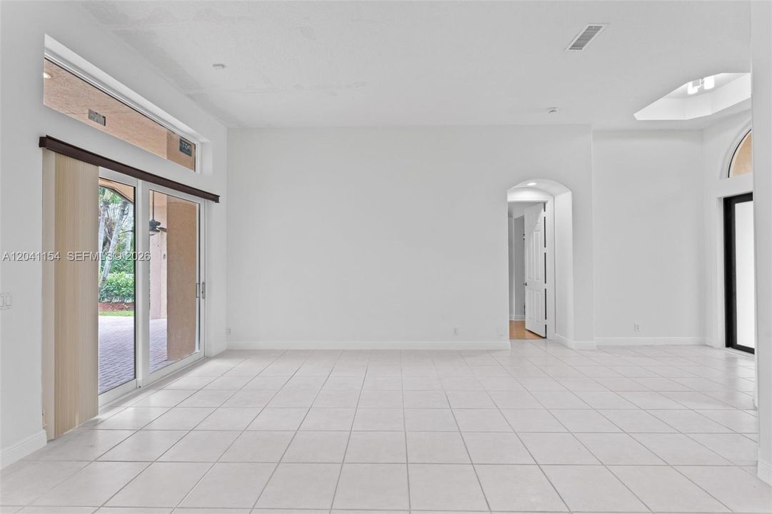En Venta: $950,000 (5 camas, 3 baños, 2714 Pies cuadrados)