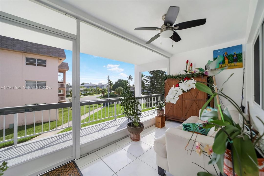 For Rent: $2,475 (2 beds, 2 baths, 1000 Square Feet)
