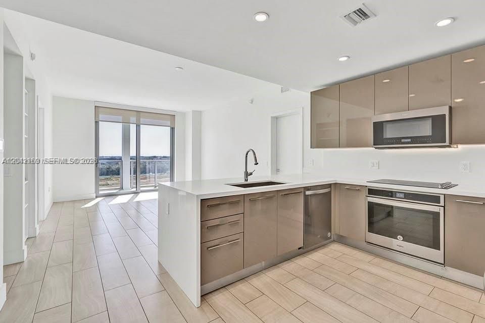 For Sale: $429,000 (2 beds, 2 baths, 920 Square Feet)