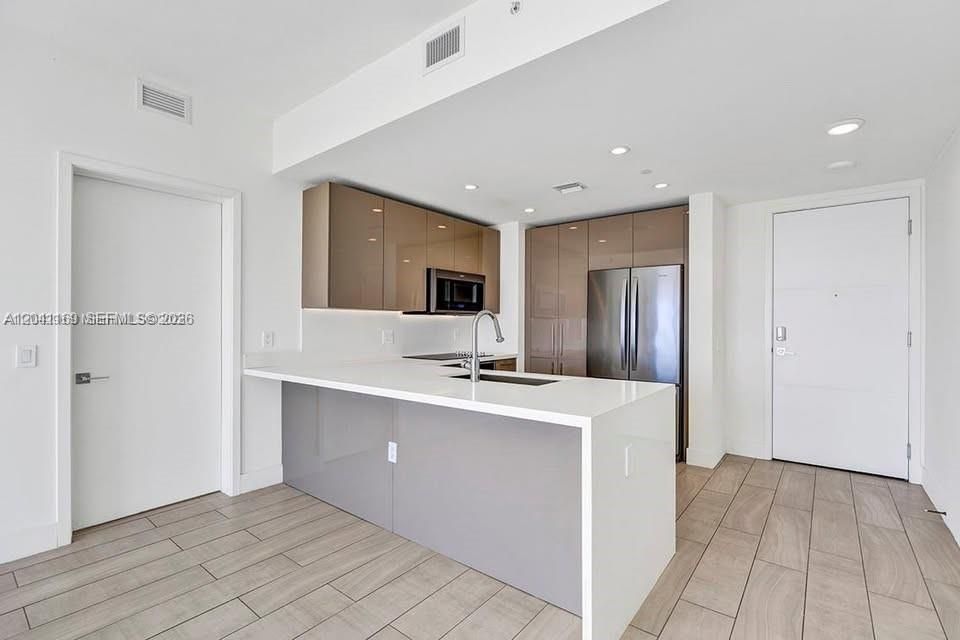 For Sale: $429,000 (2 beds, 2 baths, 920 Square Feet)