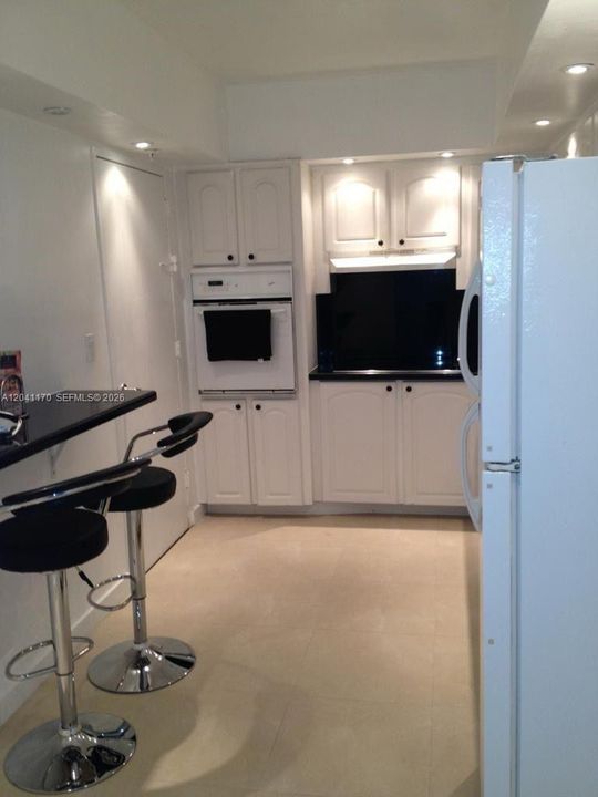 For Sale: $419,000 (1 beds, 1 baths, 874 Square Feet)