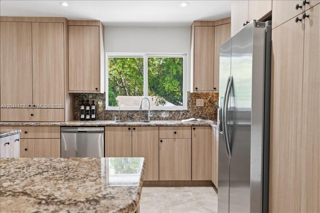 En Venta: $2,300,000 (4 camas, 3 baños, 2704 Pies cuadrados)