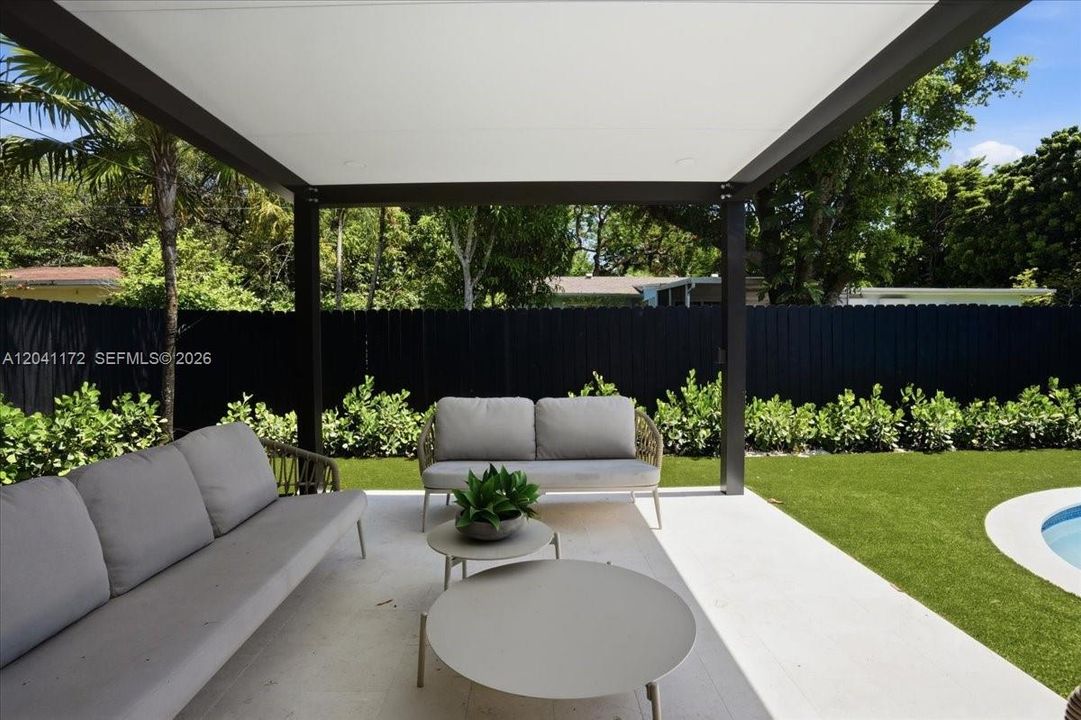En Venta: $2,300,000 (4 camas, 3 baños, 2704 Pies cuadrados)